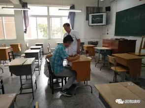 医生母亲在考场外急救考生