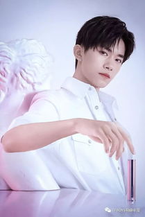 易烊千玺为葆蝶家拍摄广告大片