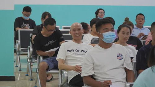 李大爷与邻里合影庆祝成功