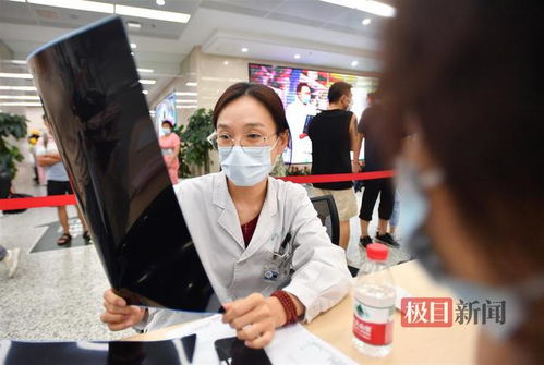 年轻女性在医美机构拍照打卡Labubu主题装饰