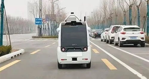 无人配送车在街道行驶