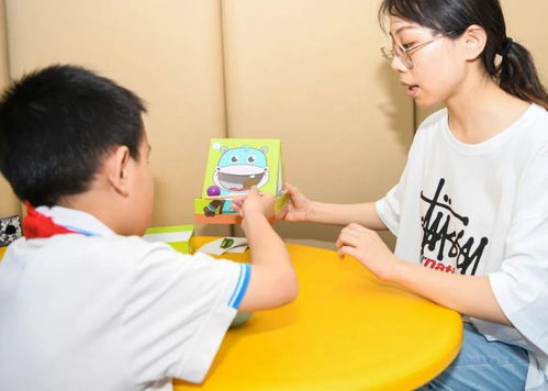 黄老师‘挖呀挖’走红背后：一场网络风暴的真相与她的真实生活