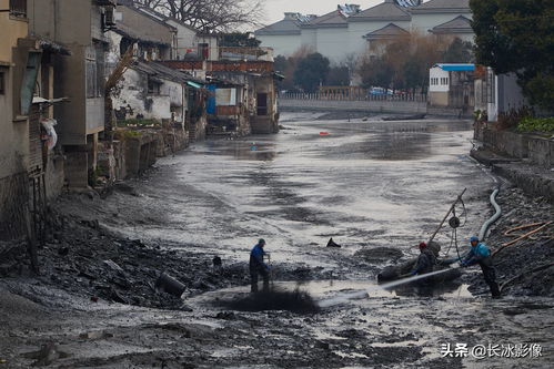 南浔古镇頔塘运河上的小船与老屋