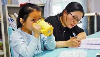 老师为学生落泪瞬间照片