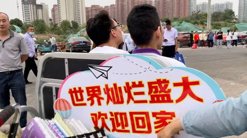 张锡峰在校园中行走思考