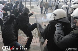 法国街头庆祝人群与警方冲突