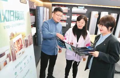 消费者在商场了解以旧换新政策