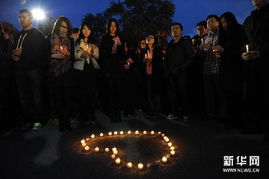 中国留学生在美国大学校园内行走