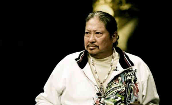 洪金宝与年轻武打演员切磋镜头