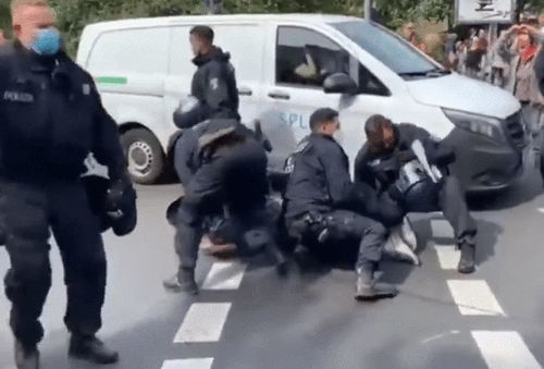 韩国街头抗议人群