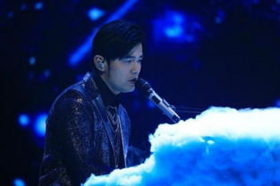 周杰伦在后台随意弹唱