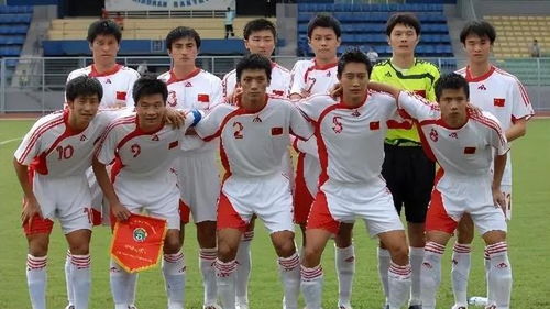 国足生死战首发曝光：张玉宁搭档18岁新星王钰栋，锋线重组能否逆袭？