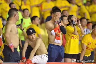国足球迷在看台上紧张观看比赛
