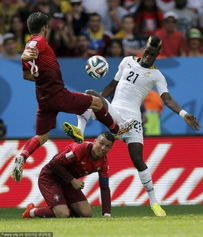 C罗比赛中带球突破瞬间