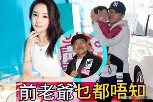 小糯米拿着自己的画作微笑