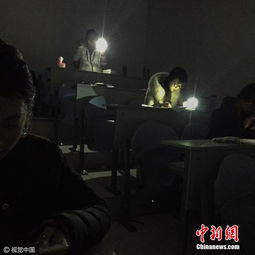 老师们用手电筒灯光照亮学生下课路