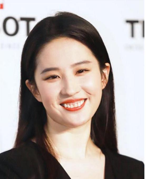 杨幂微笑面对镜头展现自信表情