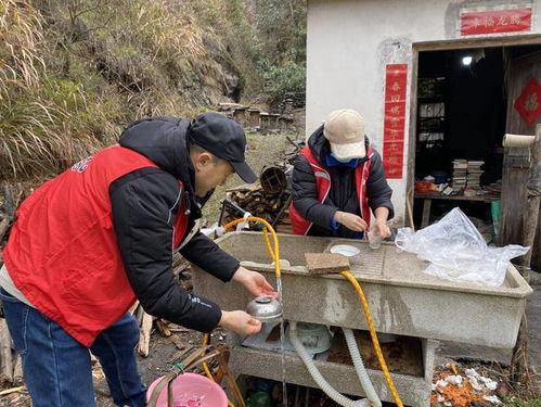 李大爷正在操作自制缆车