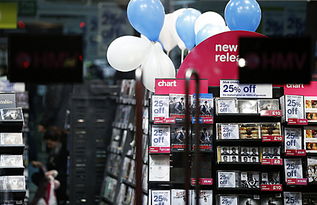 顾客在店内挑选Labubu娃衣