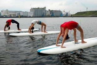 学生做瑜伽放松心情