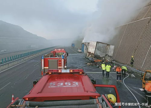 物流货车在高速公路上行驶