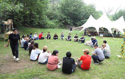 孩子们在户外进行团队合作活动