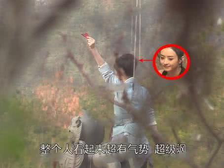 赵丽颖在片场认真工作的画面