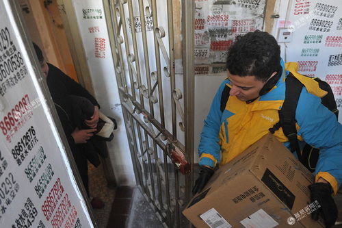 快递员为客户送货并安装家电