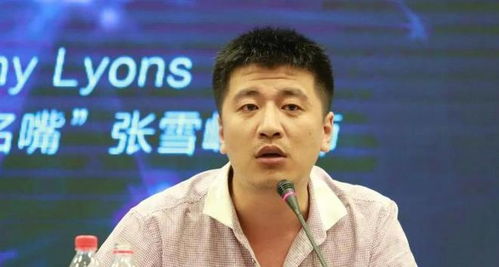 张雪峰在发布会现场接受采访