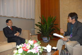 李在明在法院外接受记者采访