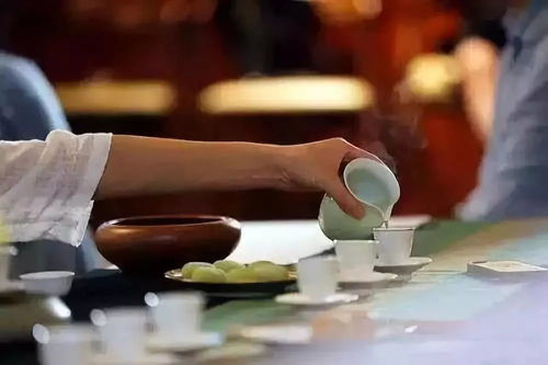 四位文化巨擘围坐品茶场景插画