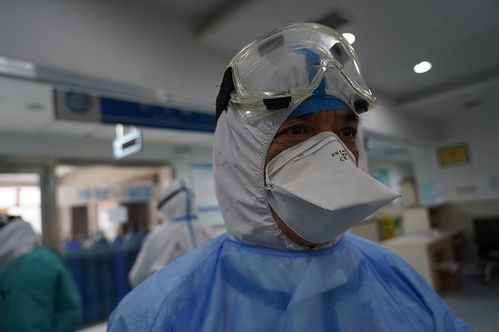 医生站在医院门口沉思