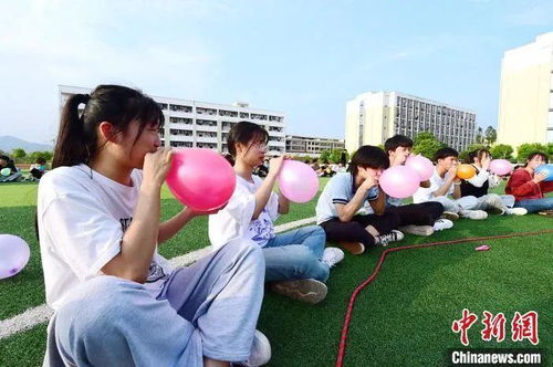 学生玩游戏减压场景图