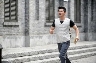 李晨穿着民国风服饰拍照