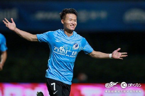 高驰低头系鞋带