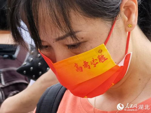 高考必胜！2025年考生冲刺路上的温暖与坚持