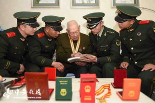 老战士在纪念馆前讲述往事