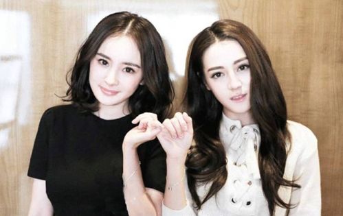 张小斐与迪丽热巴在片场互动合影