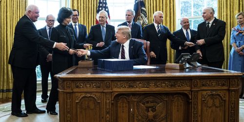 特朗普签署法案现场