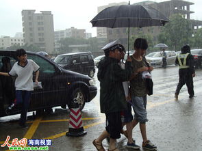 高考考生撑伞前行