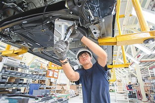 汽车工厂内员工正在工作