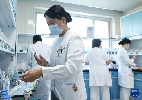 医院护士正在为患者准备输液