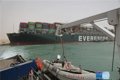 救援船只靠近燃烧货轮