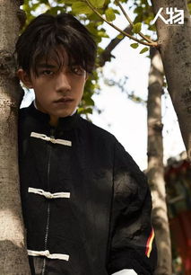 易烊千玺新EP上线，粉丝疯狂刷榜！从葆蝶家代言到音乐人身份的完美蜕变