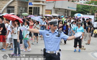 高考期间交警指挥交通现场