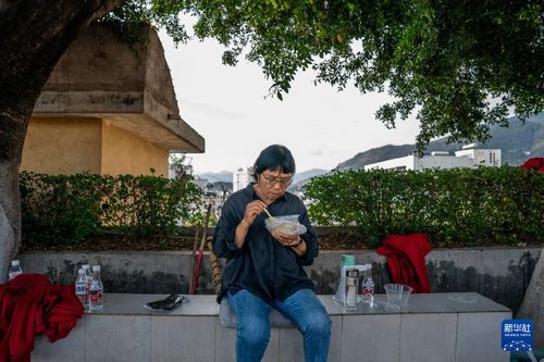 张桂梅在考场外吃午饭