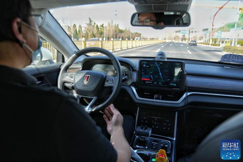 自动驾驶出租车在街头行驶