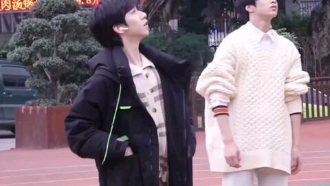 孙恩盛与贺峻霖合照配文兄弟俩的默契时刻