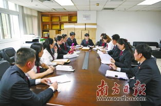 法院工作人员讨论执行案件