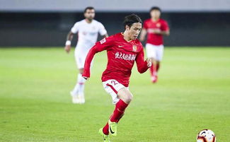 年轻国脚在场上奔跑的瞬间